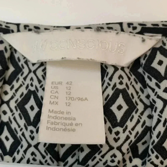 H&M gray w black tunic, V-neck, cap Sleeves,light & airy polyester, wrinkle free - Picture 4 of 5